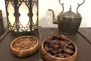 Der Ramadan und Datteln gehören zusammen wie Sonne und Mond. In der Tradition des Propheten Mohammed wird das Fasten mit Datteln gebrochen - und mit Wasser. Foto: Uta Garbisch