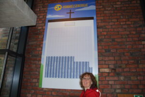 Annette Unkelbach vor dem Spendenbarometer