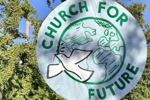 Plakat von "Church for Future". Foto: © Manuela Schneider / fundus-medien.de